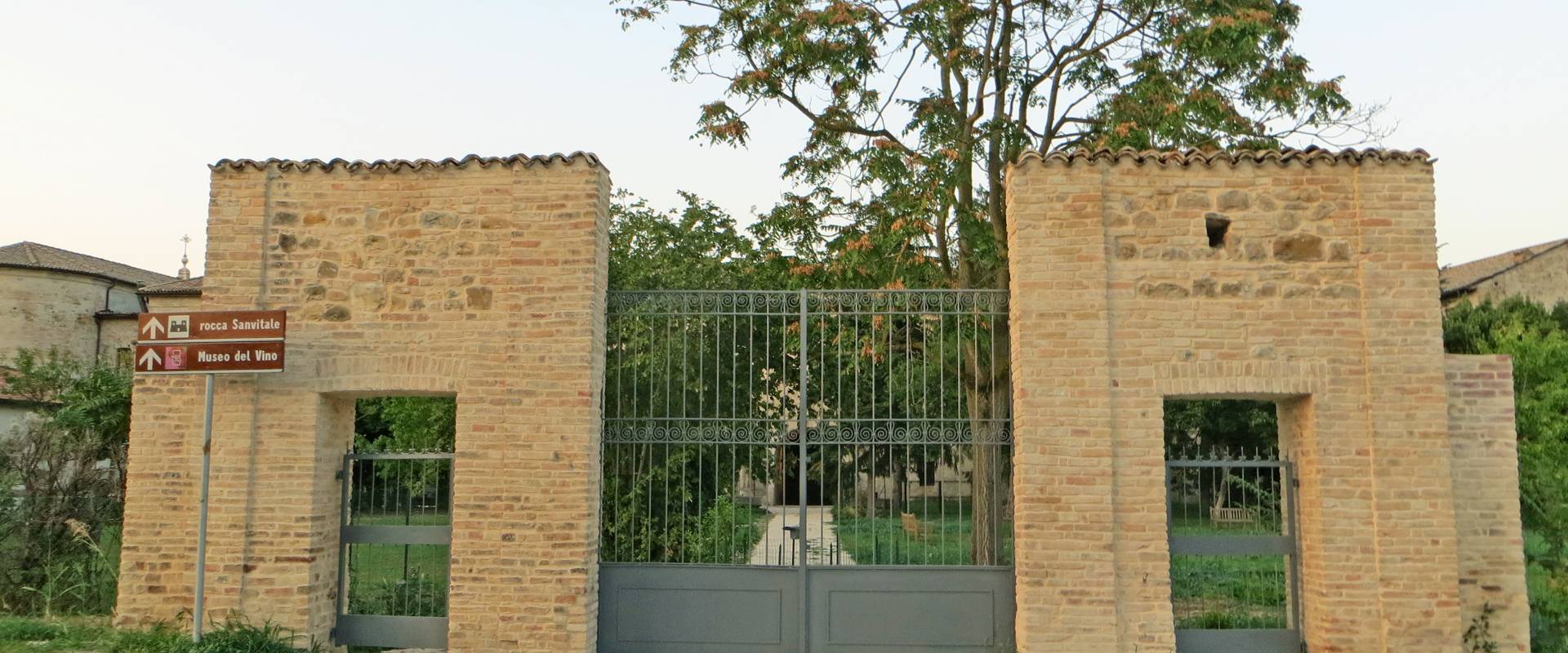 Rocca Sanvitale (Sala Baganza) - cancellata d'ingresso posteriore 2019-09-16 foto di Parma198